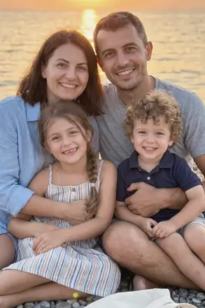 O familie cu doi copii care râd împreună