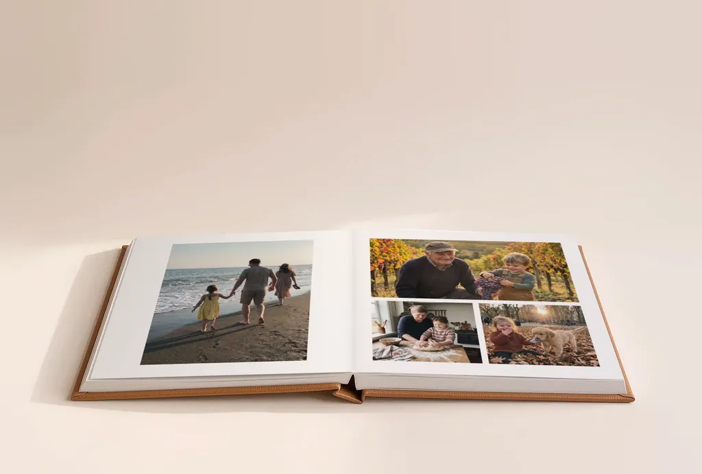 Fotocarte Albumelu deschisă, cu poze de familie tipărite direct pe pagini.